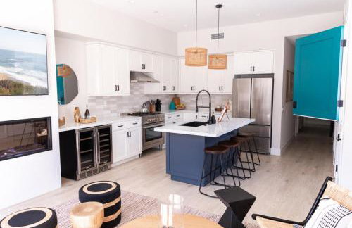 Beachfront Bliss in HB Luxury Ocean View Rental - Foto 32