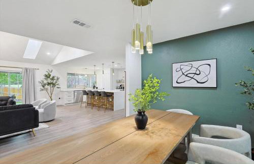 3-BD Backyard Oasis w Pool Patio Firepit - Foto 14