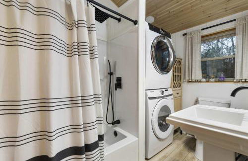 Evergreen Escape Hot Tub Firepit Resort Pool - Foto 33