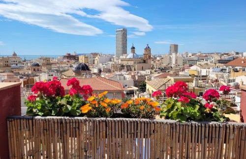 The Alicante Old Town artist workshop, Impressive rooftop, terrace with amazing city views and sea views, BBQ, Air conditioner, Wifi - Foto 6