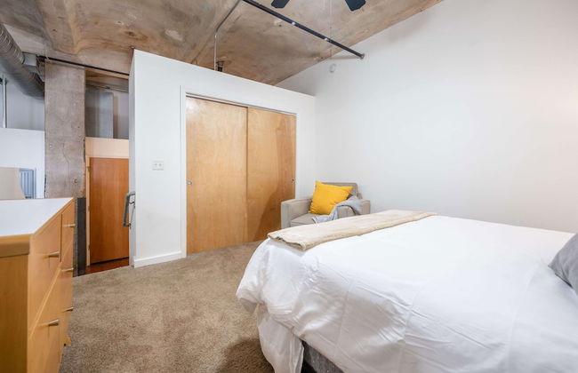 Luxury Historic Loft with Gym - Photo 26