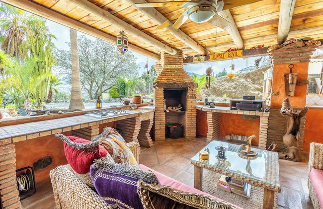 Luxurious Private Cabin Pool Hottub & Fireplace - Photo 23