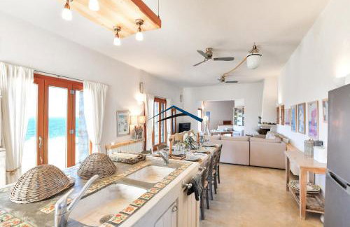 The Charming Waterfront Retreat, with a swimming pool & direct access to the sea, ideal for large families, or a group of friends - Foto 23