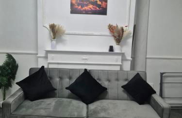 Modern 3 Bed Home Central Location free WiFi Netflix and street parking - Foto 2