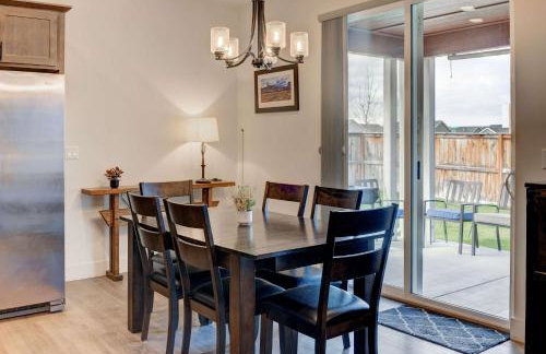 Scenic Modern Home with Private Patio & Fireplace - Foto 16