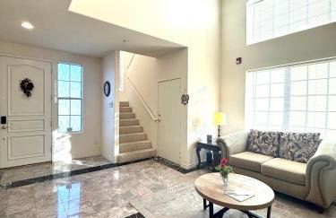 Spacious 3BR 3BA Home ,Sleep 9,3 Car Garage Garden Near DTLA Pasadena Hollywood - Foto 1
