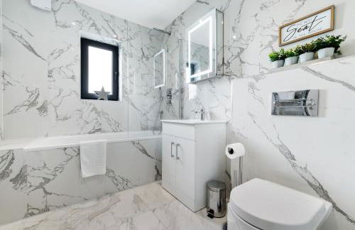 Modern 4 Bedroom House With Parking in Farnham Royal, Slough By 360stays - Foto 32