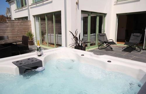 Point View - Award Winning Apartments with Private Hot Tub & Parking - Foto 34