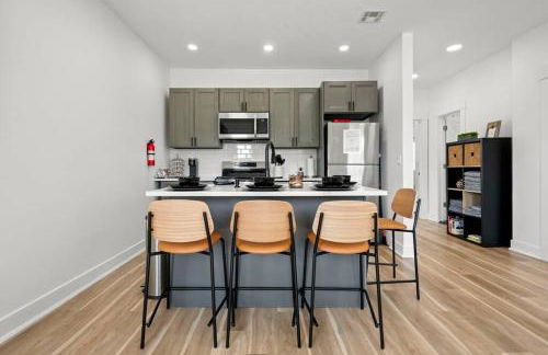 NYC Access 4BR Duplex Sleeps 10, Free Parking - Foto 6