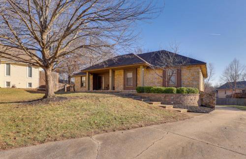 3,000-Sq-Ft Group Getaway with Pool Near Kansas City - Foto 40