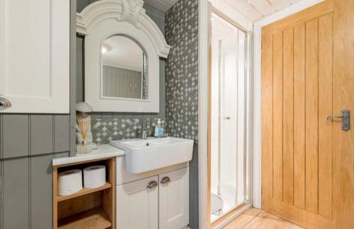 Mistletoe One Luxury Lodge with Hot Tub Windermere - Photo 30