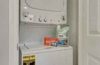 Skip to Saint Charles Local Art-Filled Hideaway - Foto 10