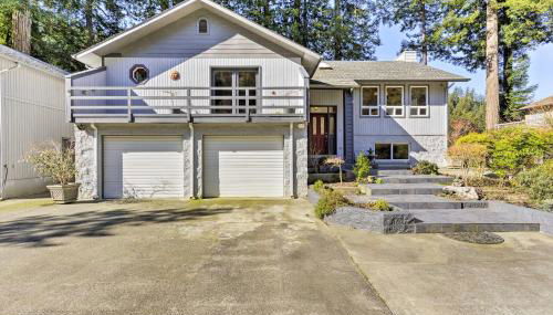 Riverfront Crescent City Home, 8 Mi to Beach! - Foto 2