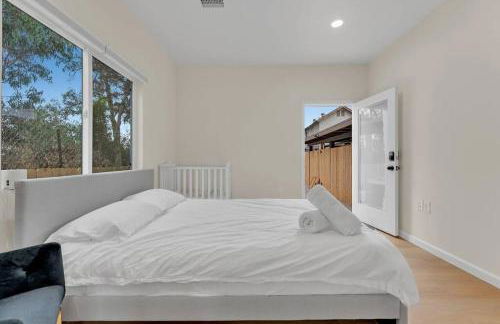 Urban Retreat Fun Relax Self Check-In Hot Tub Foosball Fire Pit Cornhole - Photo 28