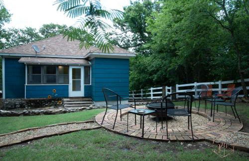 The Bluebird Cottage Style Cabin with Hot Tub near Turner Falls and Casinos - Foto 21