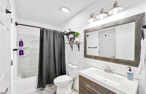 The Paramour comfy home with ground floor bedroom and fenced in yard - Foto 8