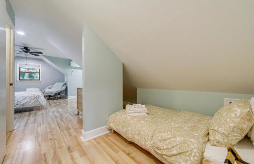 Creek View and Hot Tub Woodsy Maggie Valley Cottage - Foto 23