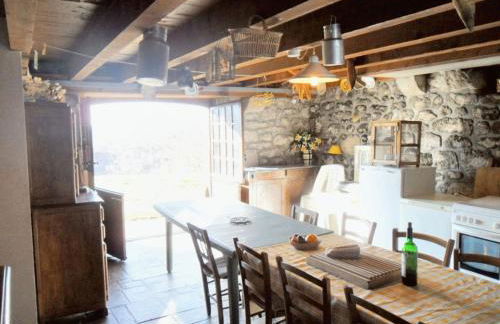 Maison de charme dans le Parc des Volcans d'Auvergne avec terrasse - Photo 5