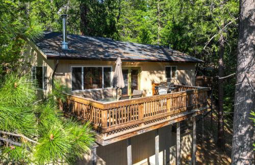 Cozy Mi-Wuk Village Cabin with Deck! - Foto 1