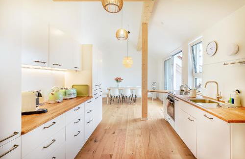 FLAIR Homes - Design Apartments with Smart-TV, Self Check-in & Free Parking - Photo 9