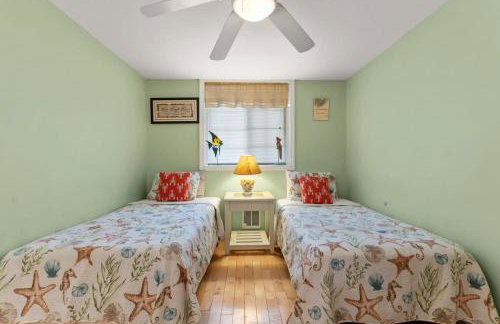 Stay Steps from Beach with Pool AC Parking - Foto 12