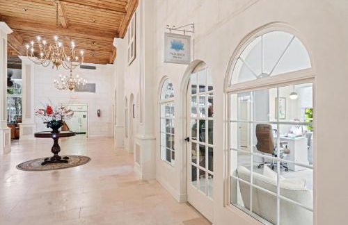 2BR Beachside Retreat with Pool - Foto 26