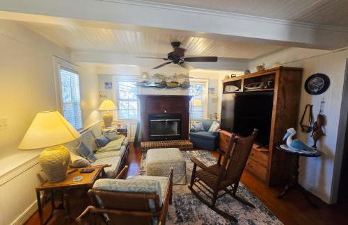 Historic Old Oak Cottage-Great water views! - Foto 17