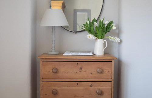 Gleneda Cottage - a renovated, traditional Cotswold cottage full of charm with fireplace and garden - Photo 29