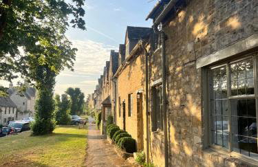 Charming Cotswold Cottage on Church Green, Witney - Photo 23