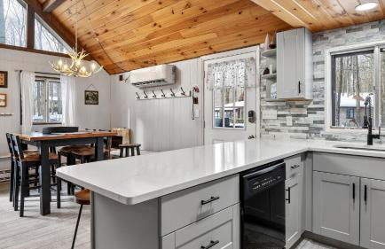 Evergreen Lodge by AvantStay Poconos Lake Cabin Fireplace Large Deck Near Jack Frost Kalahari - Foto 17