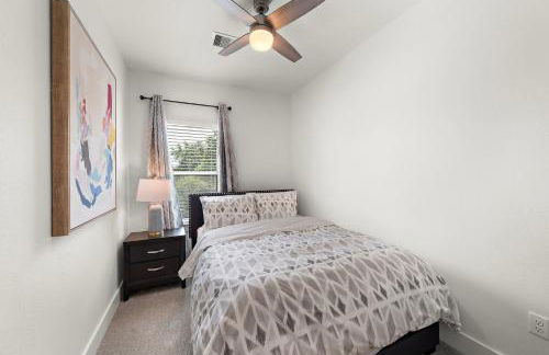 Near DT & Med Center Townhouse WiFi Games Pets - Foto 26