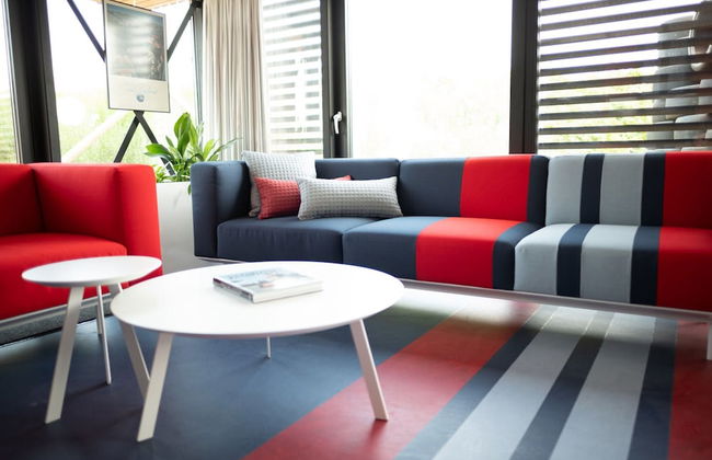 Modern, Trendy F1 Theme Lodge, Near the Sea - Foto 12