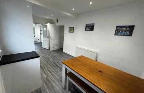 Large 3 bed property - Photo 17