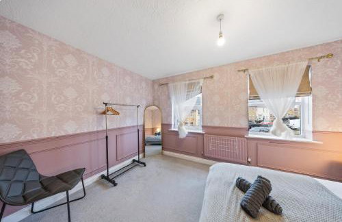 Cozy 2 Bedroom House with Driveway Parking & Garden - Foto 12