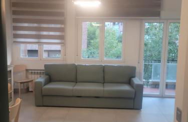 250m Chamartin, 250m plaza castilla, 3 stops Bernabeu - Photo 1