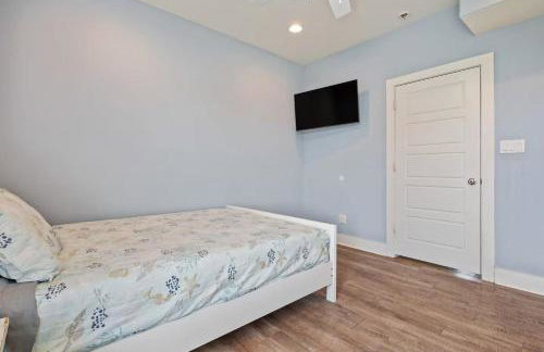 Steps to the Beach | Tiki Bar Fun | Epic Bay Views | Sleeps 8 - Foto 37