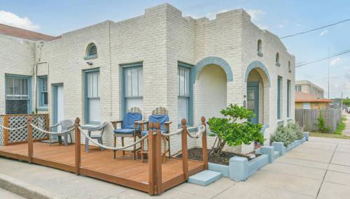 Coastal Blue Beach House with 3 Bedrooms and Just off the Seawall - Foto 5