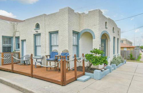 Coastal Blue Beach House with 3 Bedrooms and Just off the Seawall - Foto 5