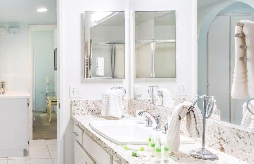 Glamorous Regal Design Home with Private Patio and Garage - Foto 11