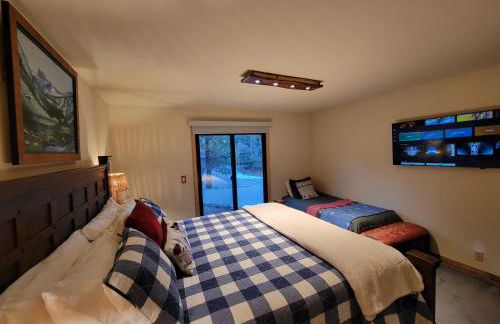 Four Seasons Getaway-Private Hot Spa with Pine Tree Views-Walk to Village and Pineknot Trailhead-Plus King Bed! - Photo 27