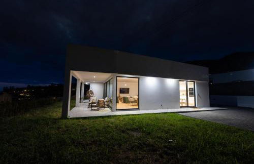 Auréa House - 4BR Azores Villa with Ocean View, BBQ & AC - Photo 31