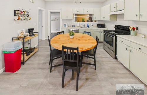 Main St New with AC Monthly stays Charming Cottage KING BED - Foto 9