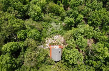 Rustic-Modern Chalet w/ Fire Pit, Deck & Views in Slanesville, WV - Foto 11