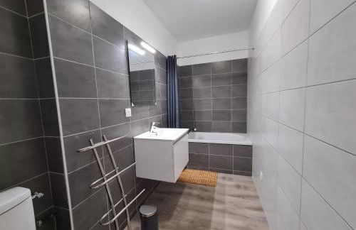 Maison tranquille avec jardin, proche Châteauroux, 4 ch., 3 sdb, terrasse, barbecue, parking - FR-1-591-358 - Photo 17