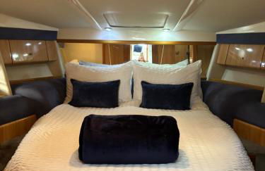 ENTIRE LUXURY yacht 70sqm Oyster Fund - Quiet and relaxing - 2 double bedrooms both en-suite - HEATING - sleeps up to 4 people - moored on our Private Island - nearby LEGOLAND THORPE PARK ASCOT RACES WENTWORTH LONDON Lapland UK -NO Parties - - Foto 8