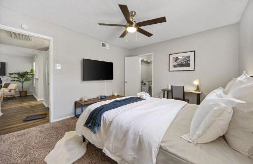 Coastal Hues - Pool, Gym & Free Parking! - Photo 12