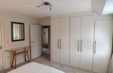 SIX at Wooburn Green Cosy Retreat with Balcony near LEGOLAND Lapland UK and Windsor - Foto 25