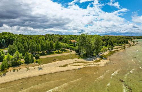 1 Mi to Dtwn! Lakefront Earl Young Charlevoix Home - Foto 32