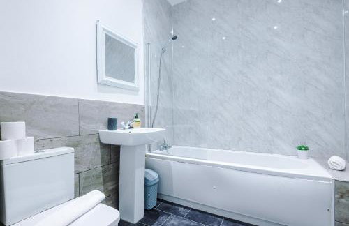 Modern 3 Bedroom House Perfect for Short and Long Stays - Foto 36