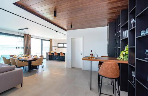 Luxury Villa Novita with Pool - Photo 15